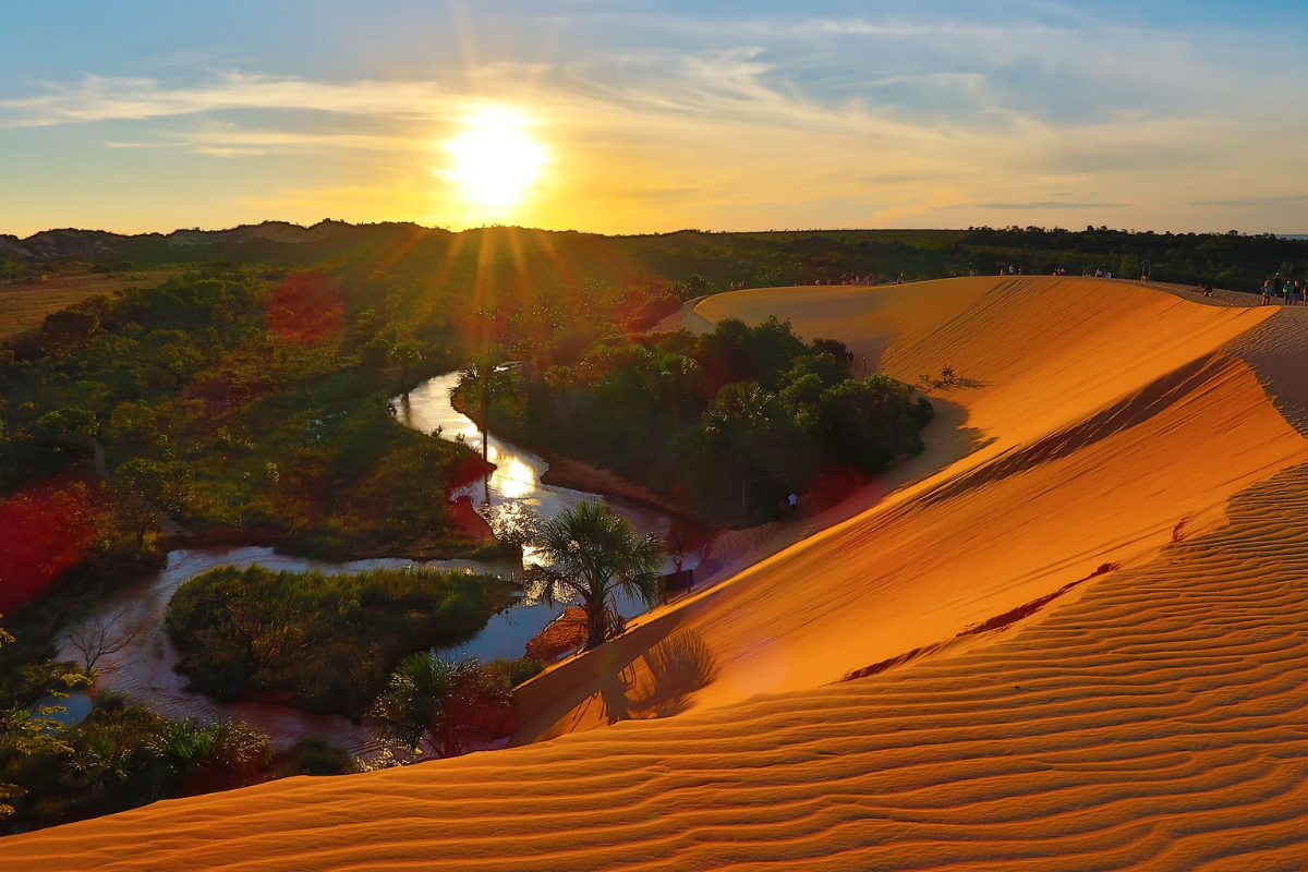 Por do sol no horizonte com os últimos reflexos do dia sobre as dunas do Jalapão